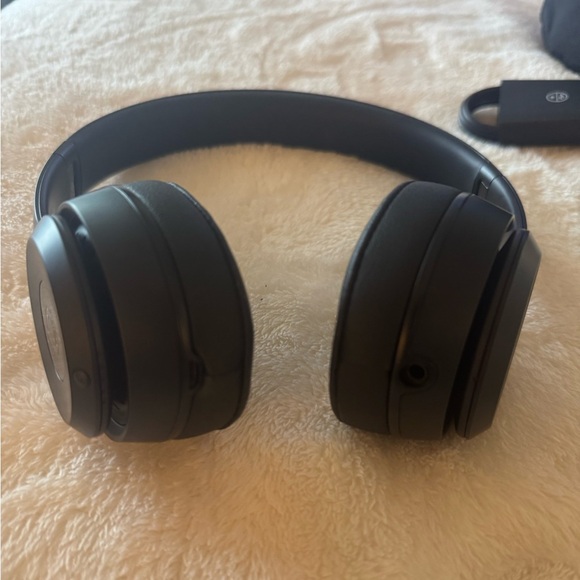 Beats Solo 3 Wireless Headphones - Picture 7 of 16